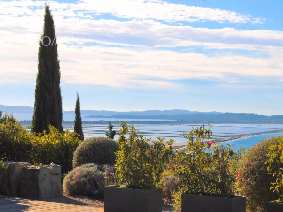 Vue de la mer depuis une villa contemporaine avec des jardins à Hyères.