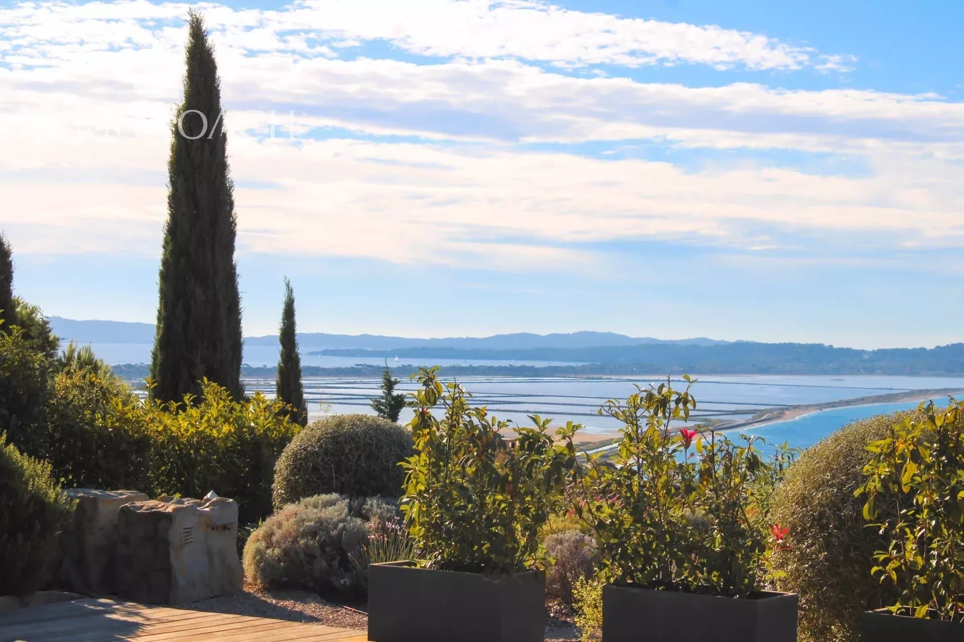 Vue de la mer depuis une villa contemporaine avec des jardins à Hyères.