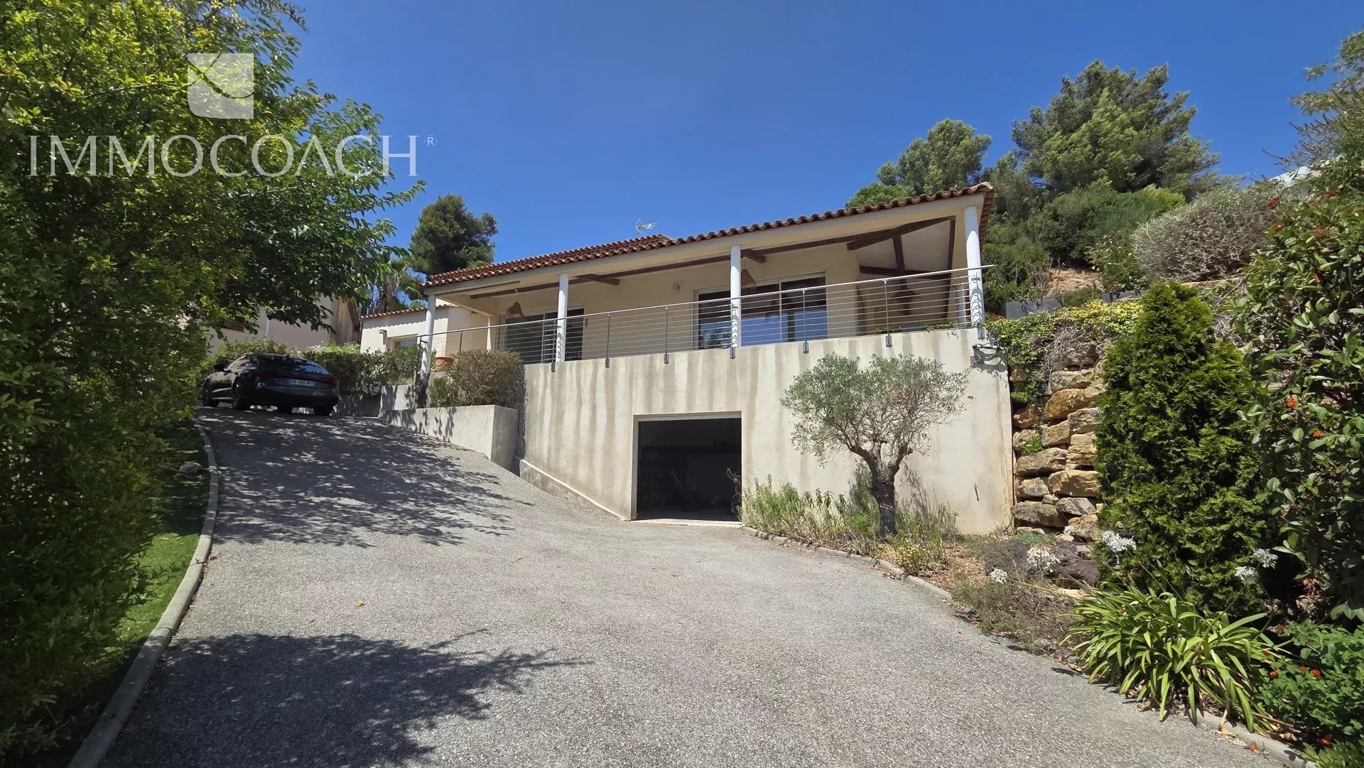 Villa contemporaine avec terrasse et garage, située à Hyères.