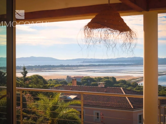 Vue panoramique sur la mer et la nature depuis une villa contemporaine à Hyères.
