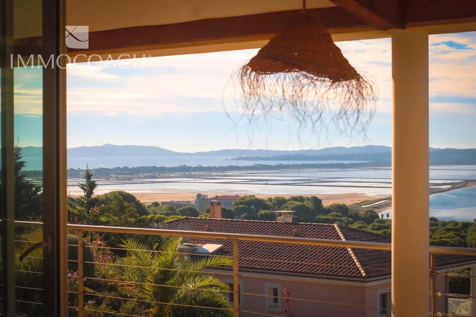 Vue panoramique sur la mer et la nature depuis une villa contemporaine à Hyères.