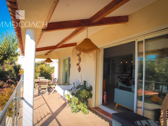 Terrasse d'une villa contemporaine avec mobilier extérieur et vue sur la nature à Hyères