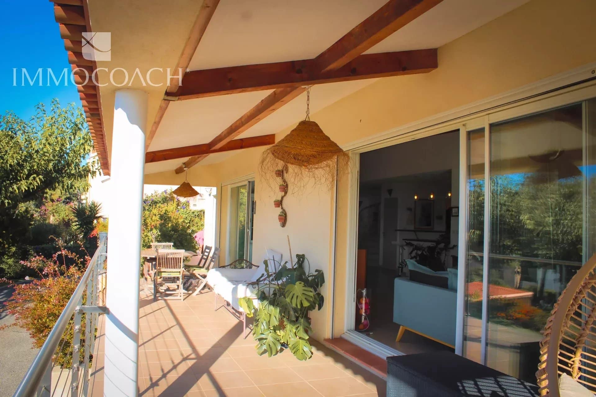 Terrasse d'une villa contemporaine avec mobilier extérieur et vue sur la nature à Hyères