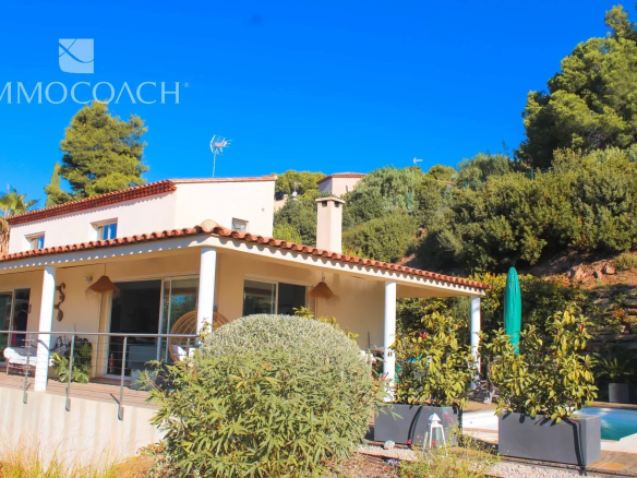Villa contemporaine avec piscine et vue sur la mer, située à Hyères.