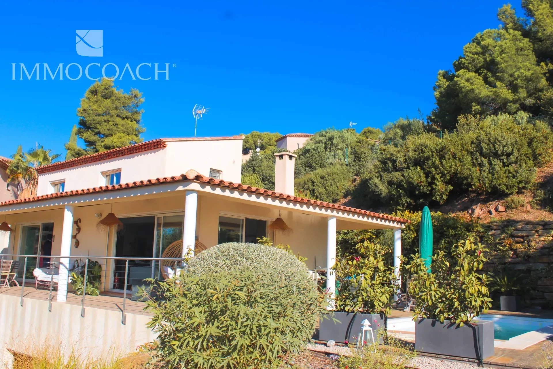 Villa contemporaine avec piscine et vue sur la mer, située à Hyères.