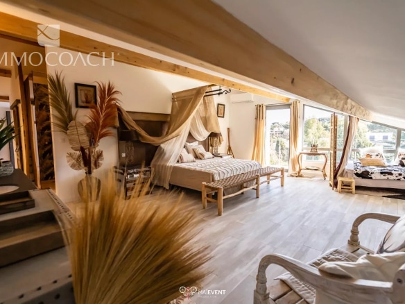 Chambre spacieuse d'un hôtel particulier à Toulon avec décoration moderne et vue sur l'extérieur.