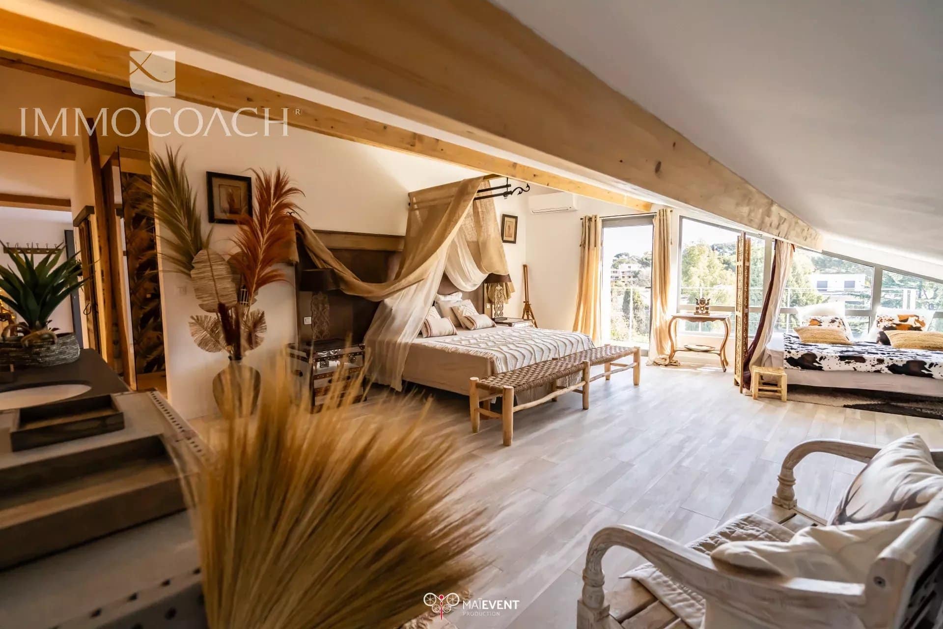 Chambre spacieuse d'un hôtel particulier à Toulon avec décoration moderne et vue sur l'extérieur.