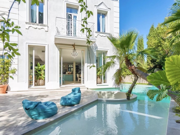 Hôtel particulier avec piscine et espace extérieur à Toulon.
