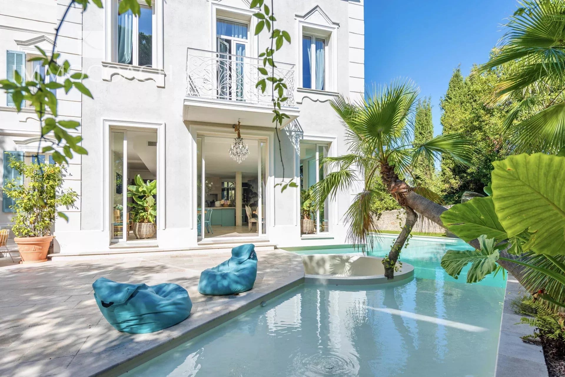 Hôtel particulier avec piscine et espace extérieur à Toulon.