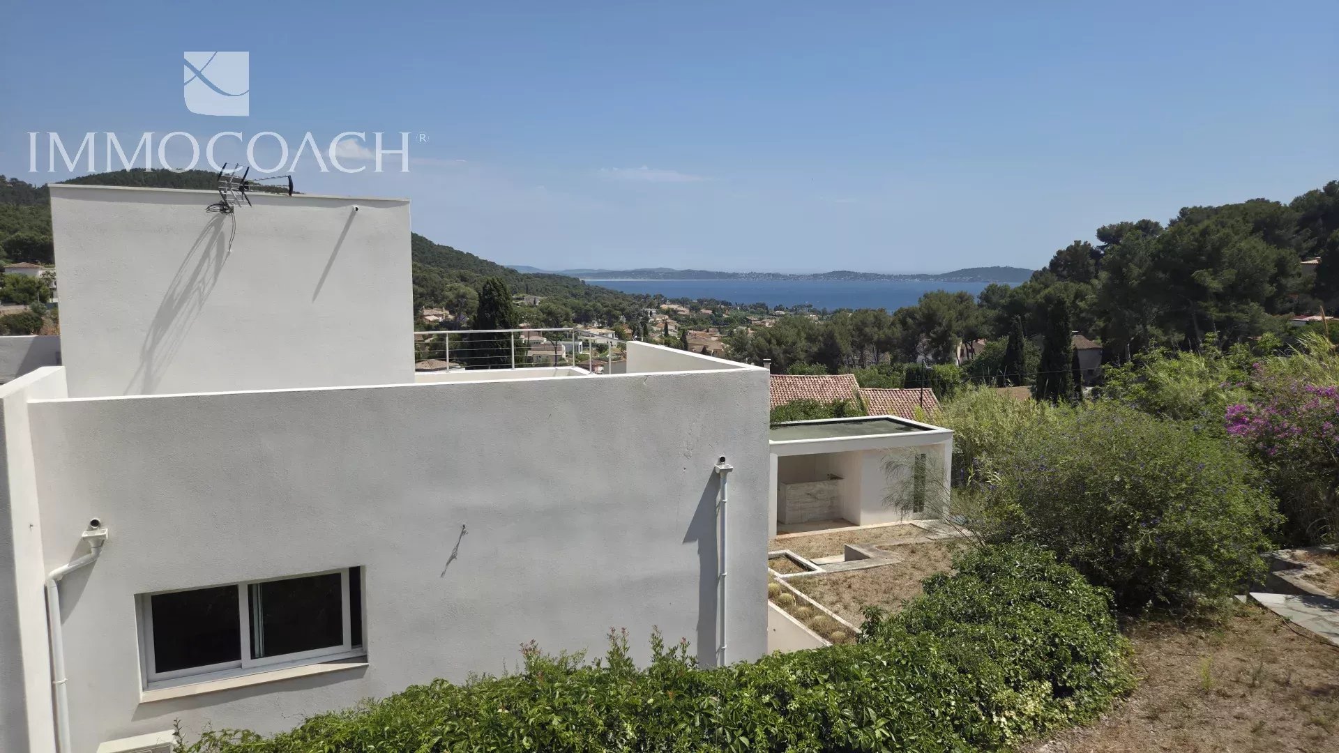 Maison contemporaine à Carqueiranne avec vue sur la mer et les collines.