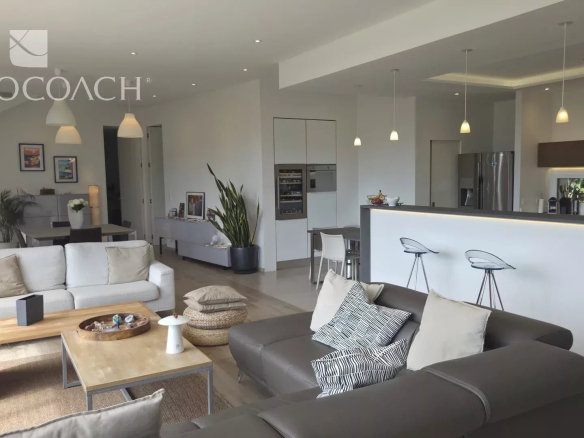 Intérieur d'une maison contemporaine avec salon et cuisine ouverte à Carqueiranne.