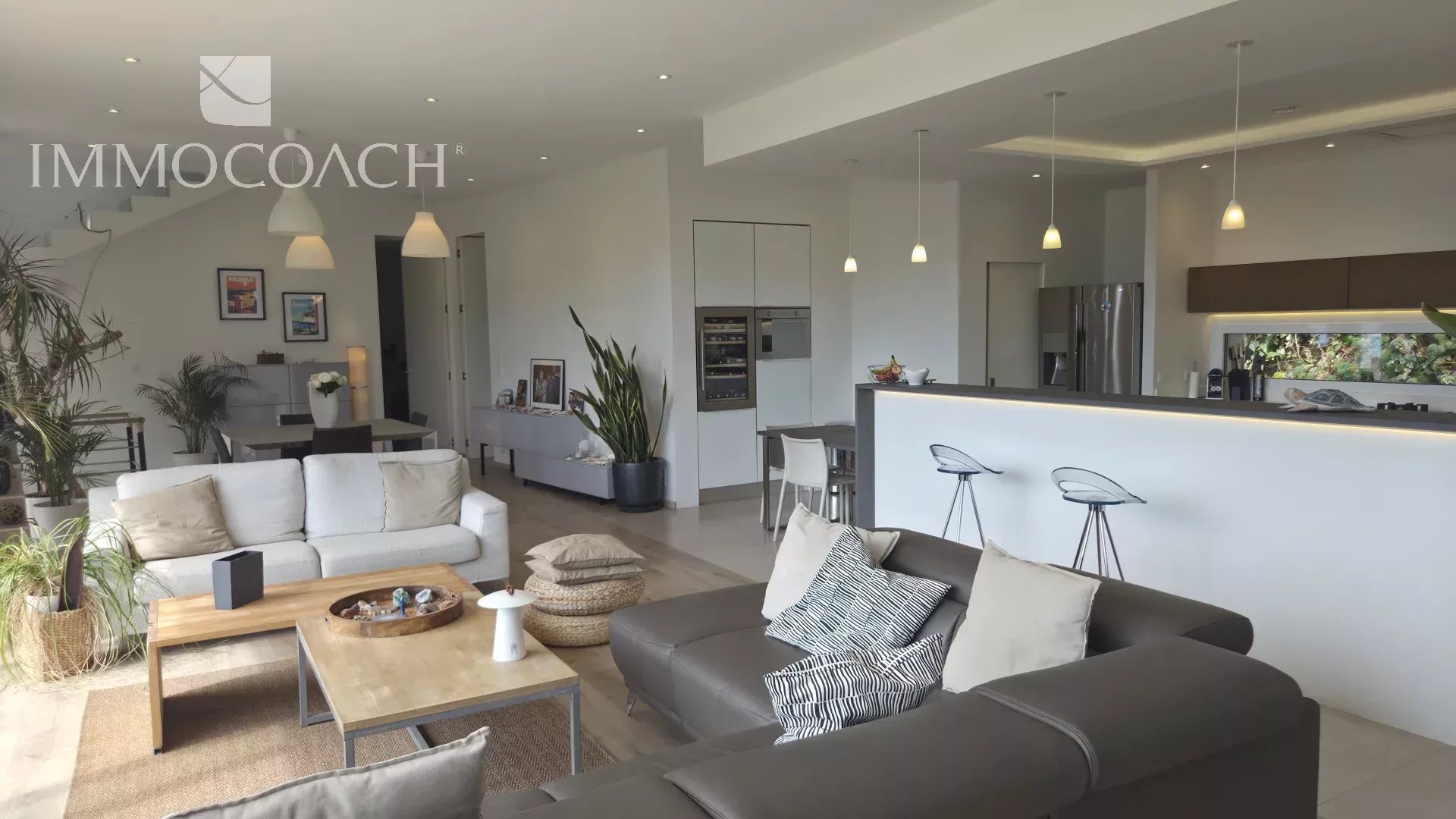 Intérieur d'une maison contemporaine avec salon et cuisine ouverte à Carqueiranne.