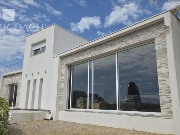 Maison contemporaine à Carqueiranne avec vue sur la mer et collines, construite en 2015.