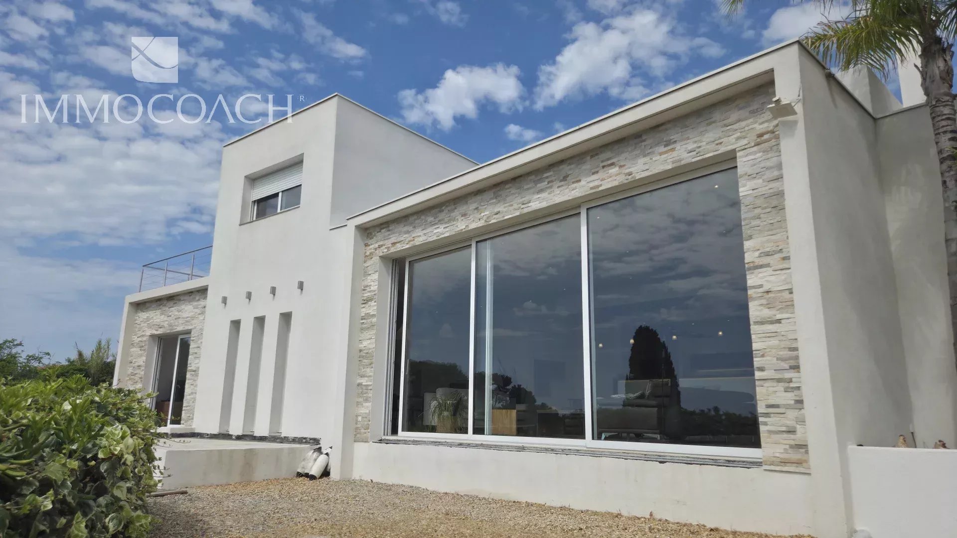 Maison contemporaine à Carqueiranne avec vue sur la mer et collines, construite en 2015.