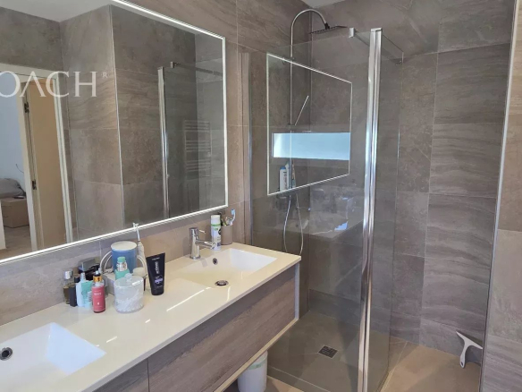 Salle de bain moderne avec douche et double vasque en marbre