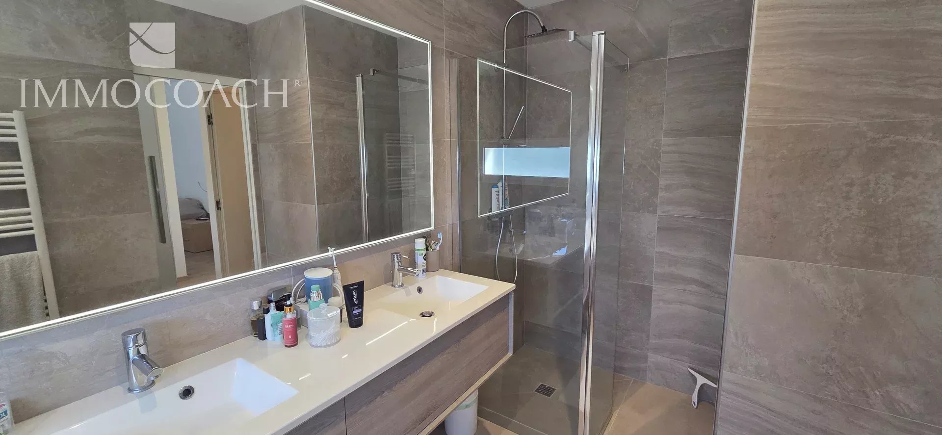 Salle de bain moderne avec douche et double vasque en marbre