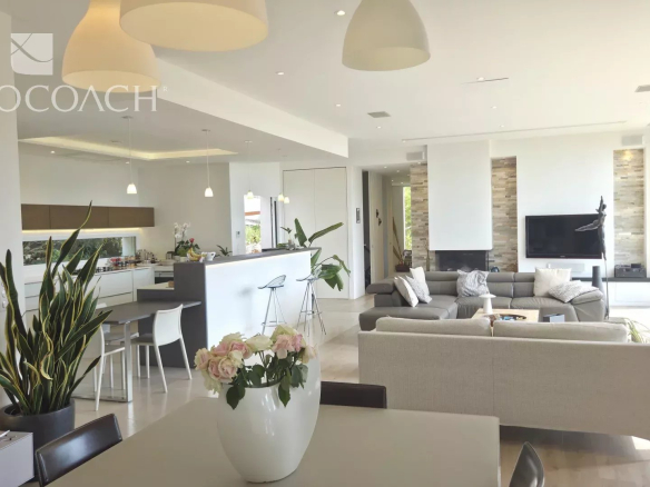 Intérieur d'une maison contemporaine à Carqueiranne, salon lumineux avec vue sur la mer.