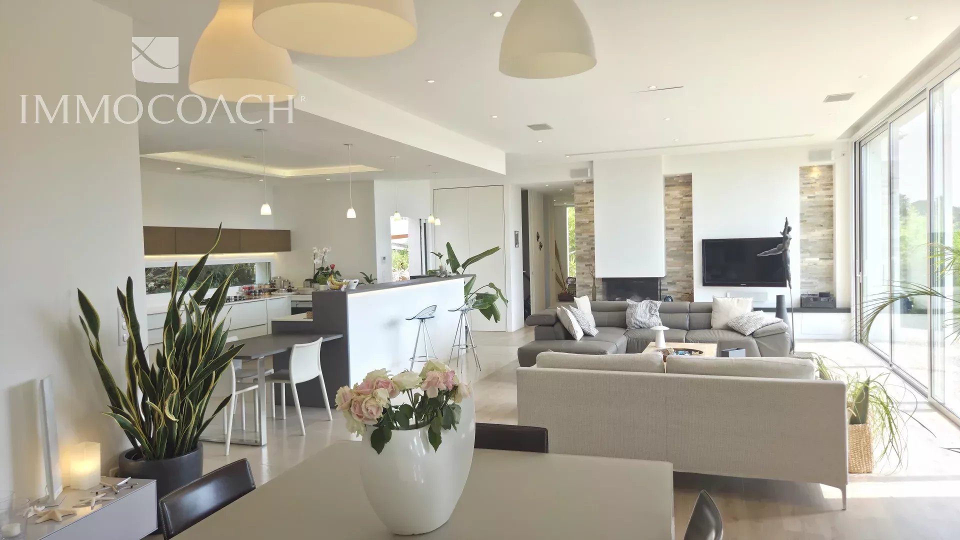 Intérieur d'une maison contemporaine à Carqueiranne, salon lumineux avec vue sur la mer.