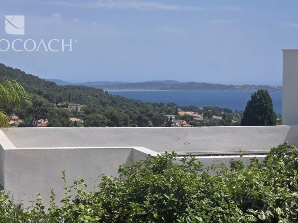Vue dégagée sur la mer et les collines depuis une maison contemporaine à Carqueiranne.