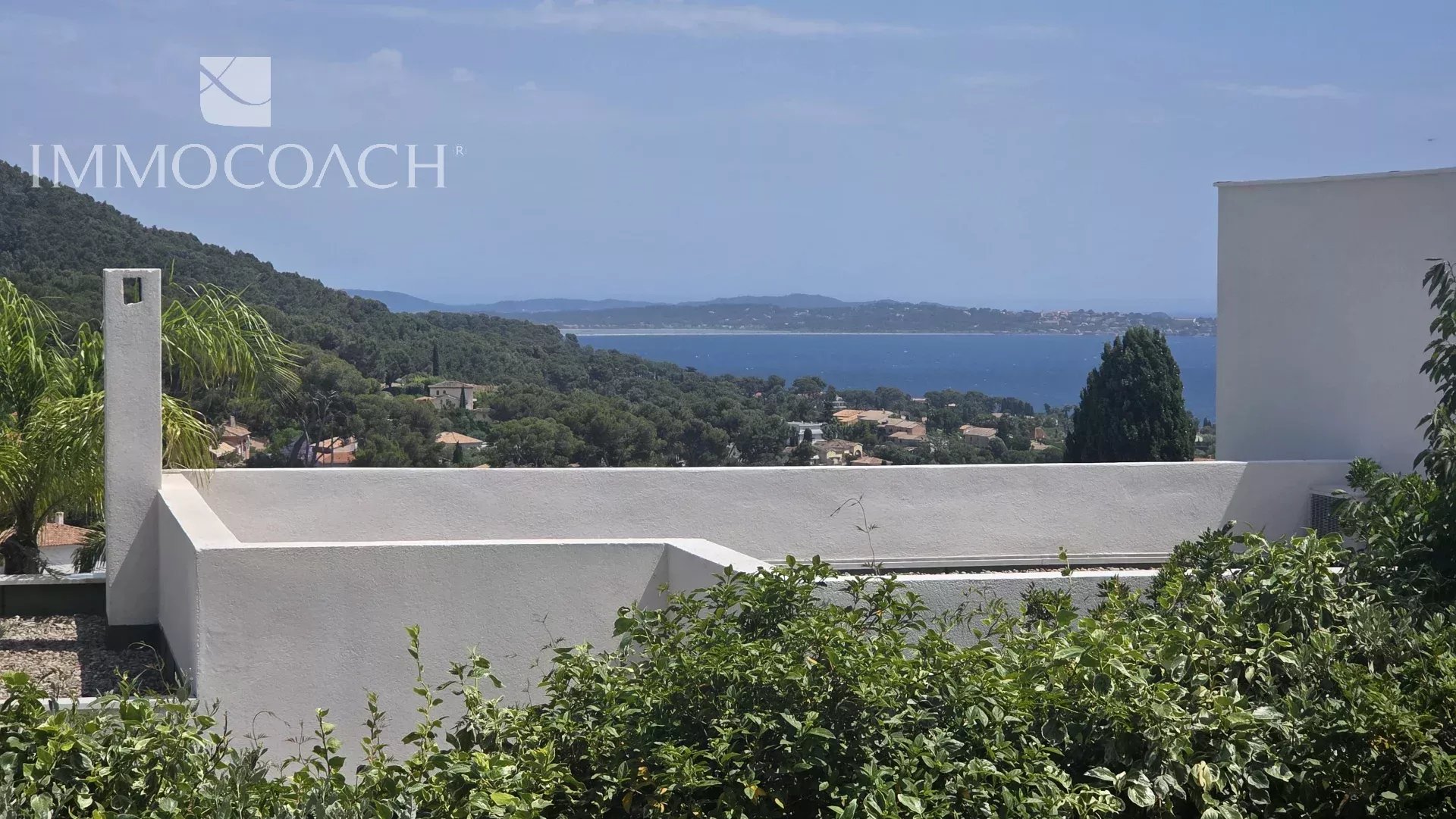 Vue dégagée sur la mer et les collines depuis une maison contemporaine à Carqueiranne.