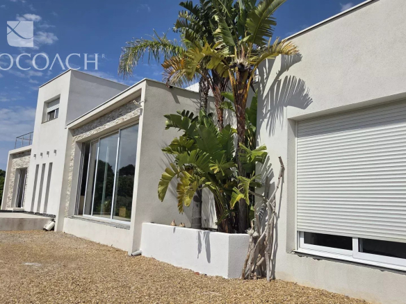 Maison contemporaine à Carqueiranne avec vue sur la mer, construite en 2015.