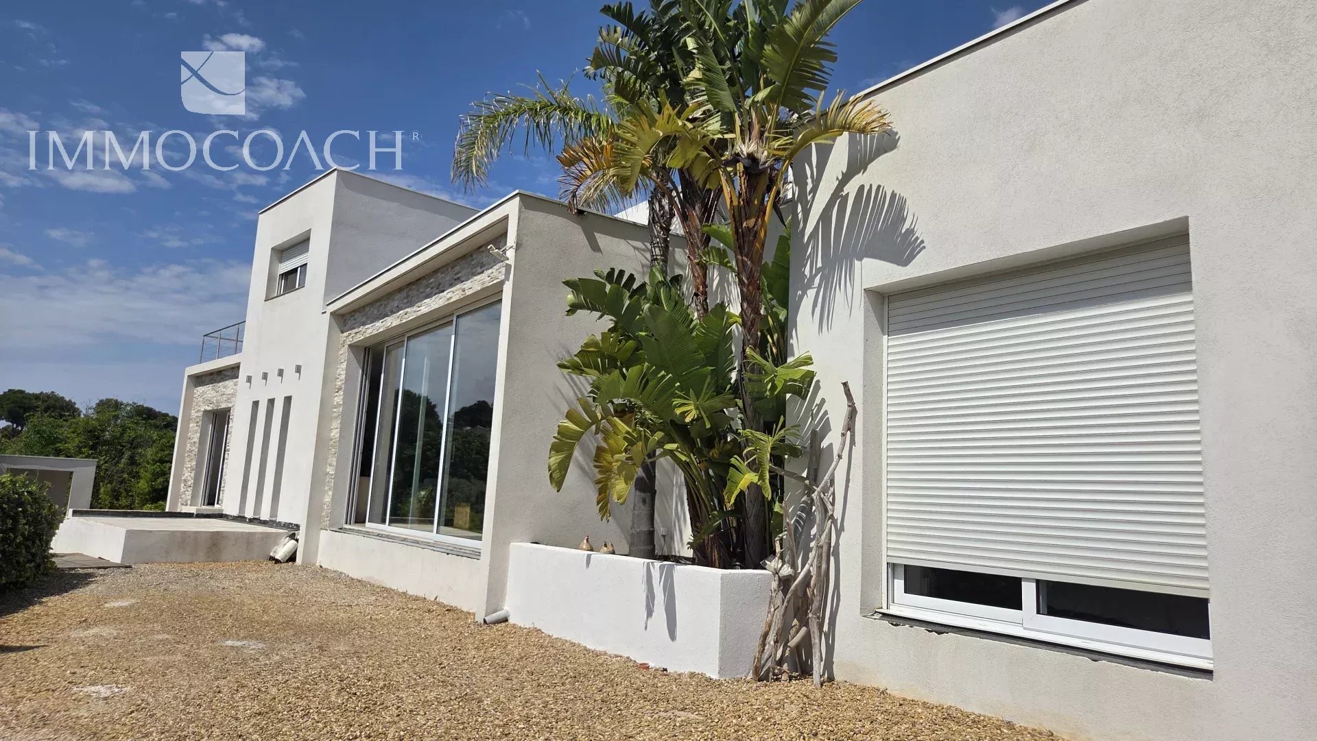 Maison contemporaine à Carqueiranne avec vue sur la mer, construite en 2015.