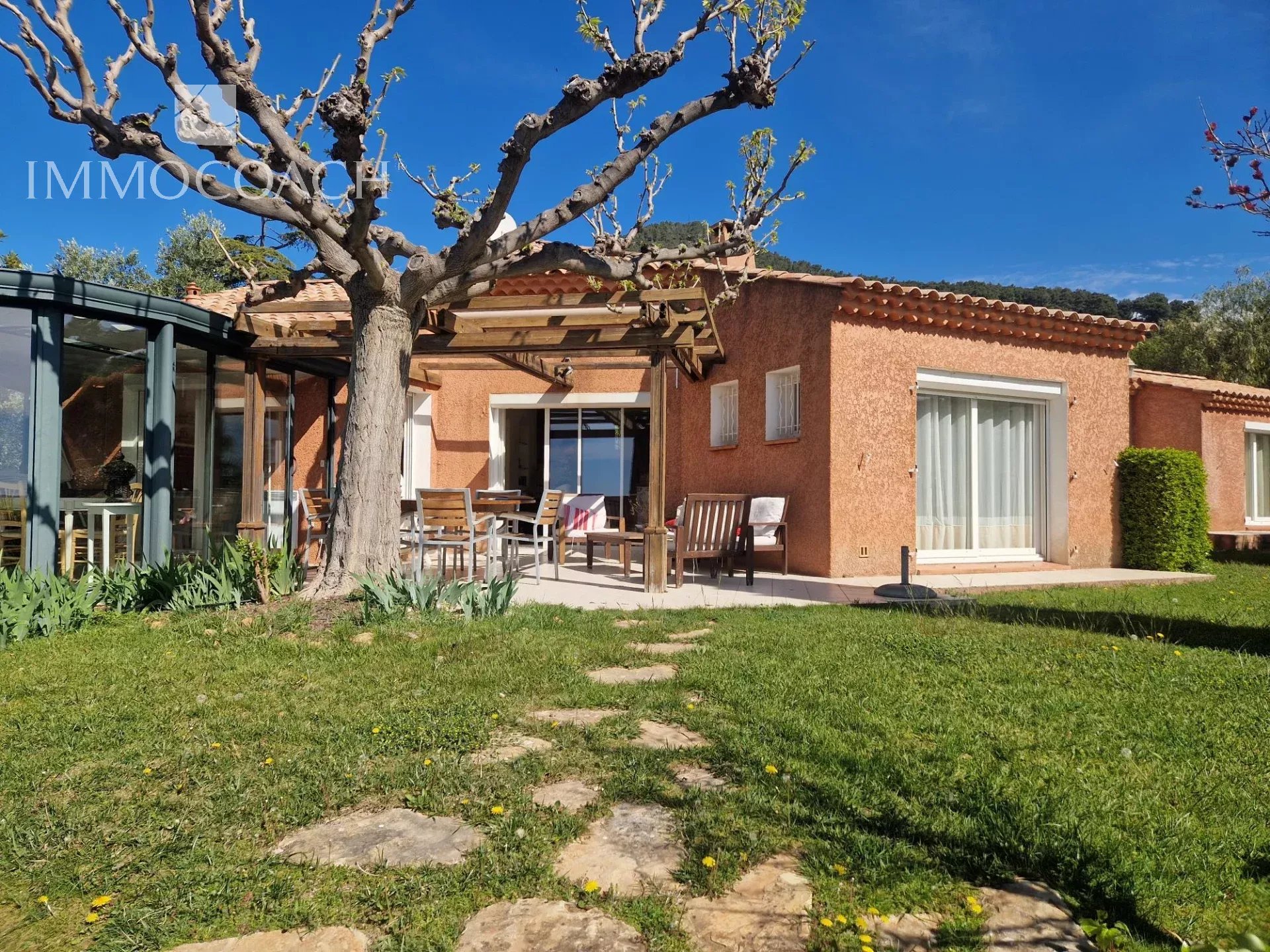 Villa with sea view in Carqueiranne Single-storey villa with garden and sea view in Carqueiranne, France.
