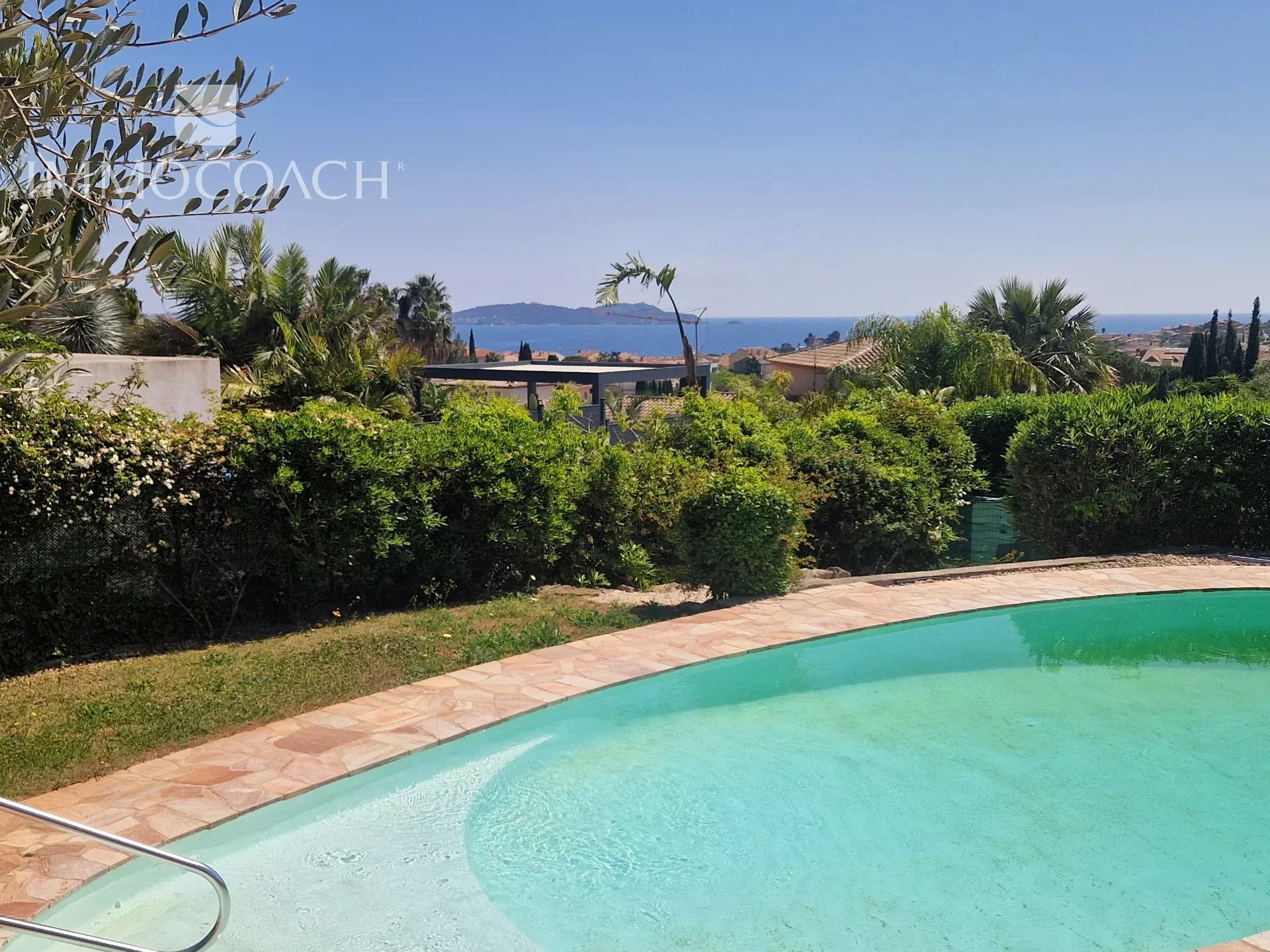 Villa with sea view in Carqueiranne View of a villa with swimming pool and garden, offering a sea view in Carqueiranne.