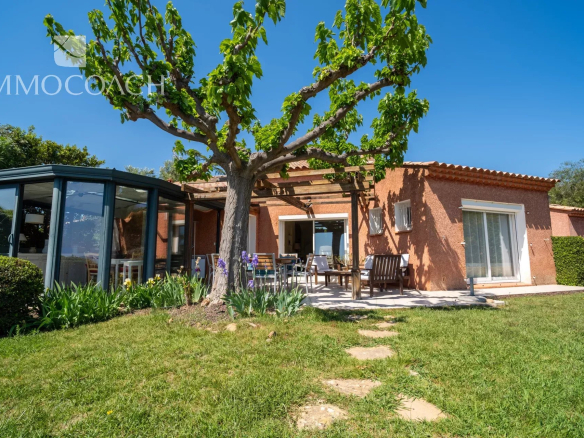 Single-storey villa with garden and veranda in Carqueiranne, sea view.