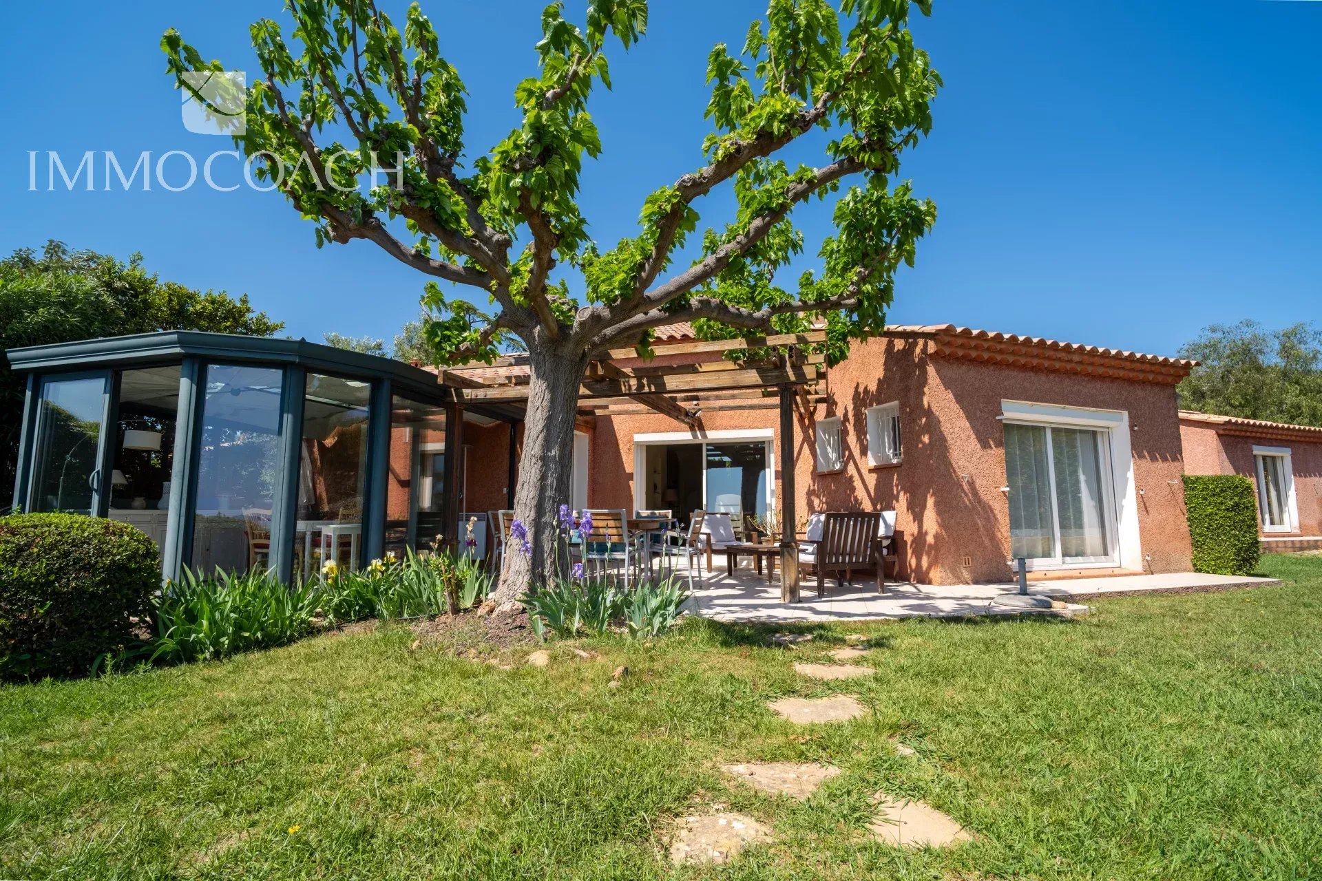 Villa with sea view in Carqueiranne Single-storey villa with garden and veranda in Carqueiranne, sea view.
