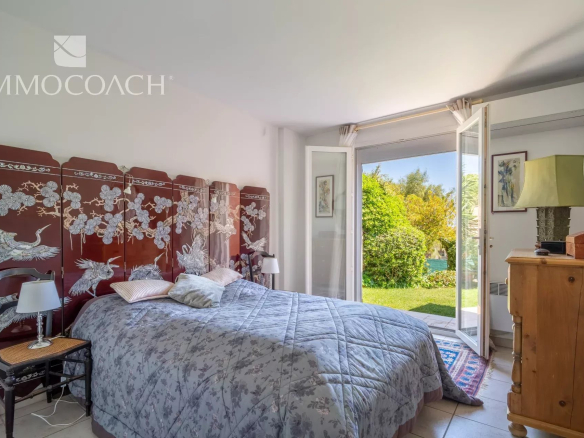 Room in a villa in Carqueiranne with a view of the garden.