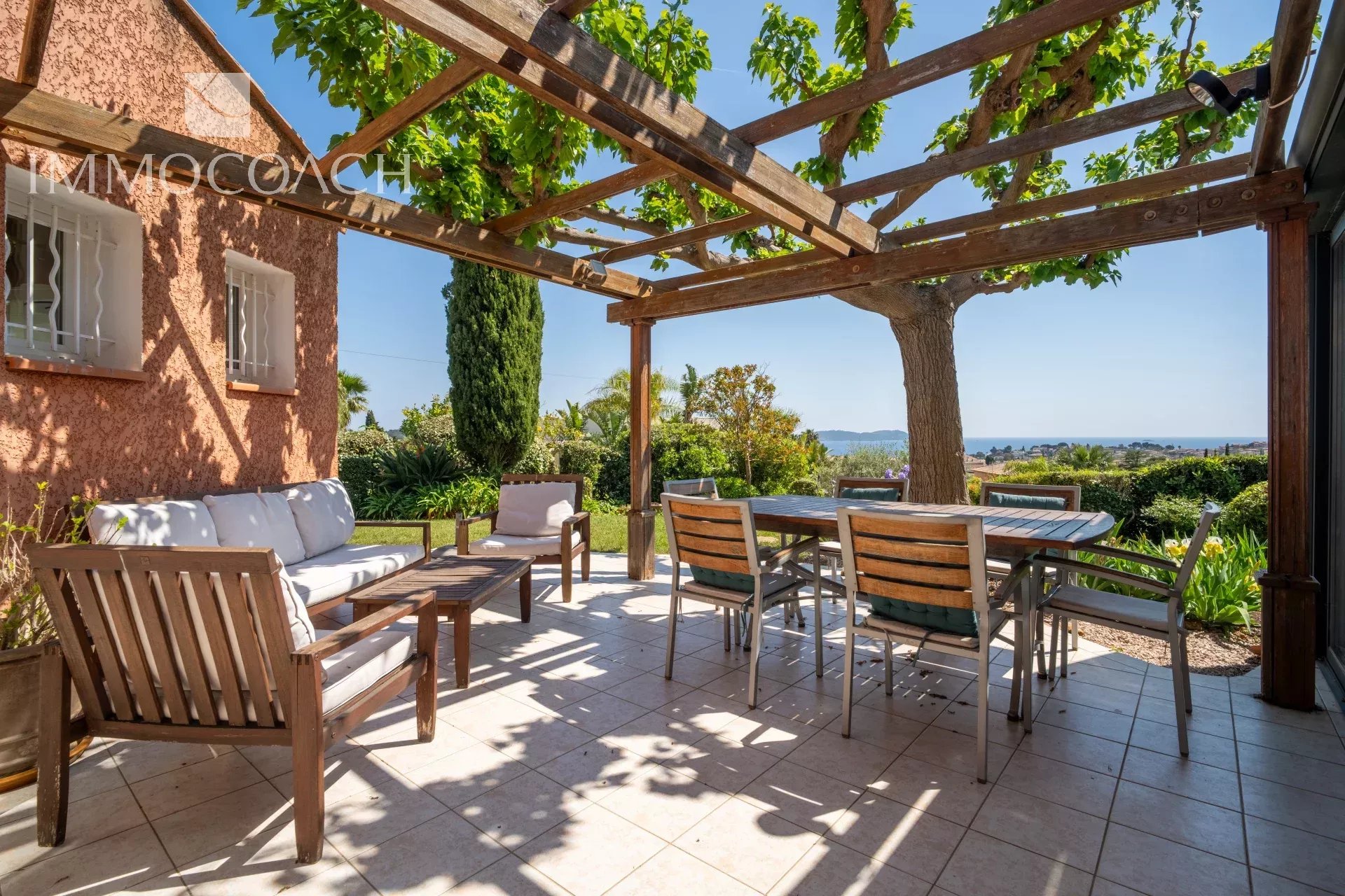 Villa with sea view in Carqueiranne Wooden terrace with garden furniture and sea view in Carqueiranne.