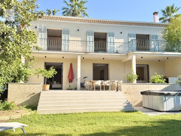 Maison rénovée avec jardin et terrasse à Hyères, proche des commerces.