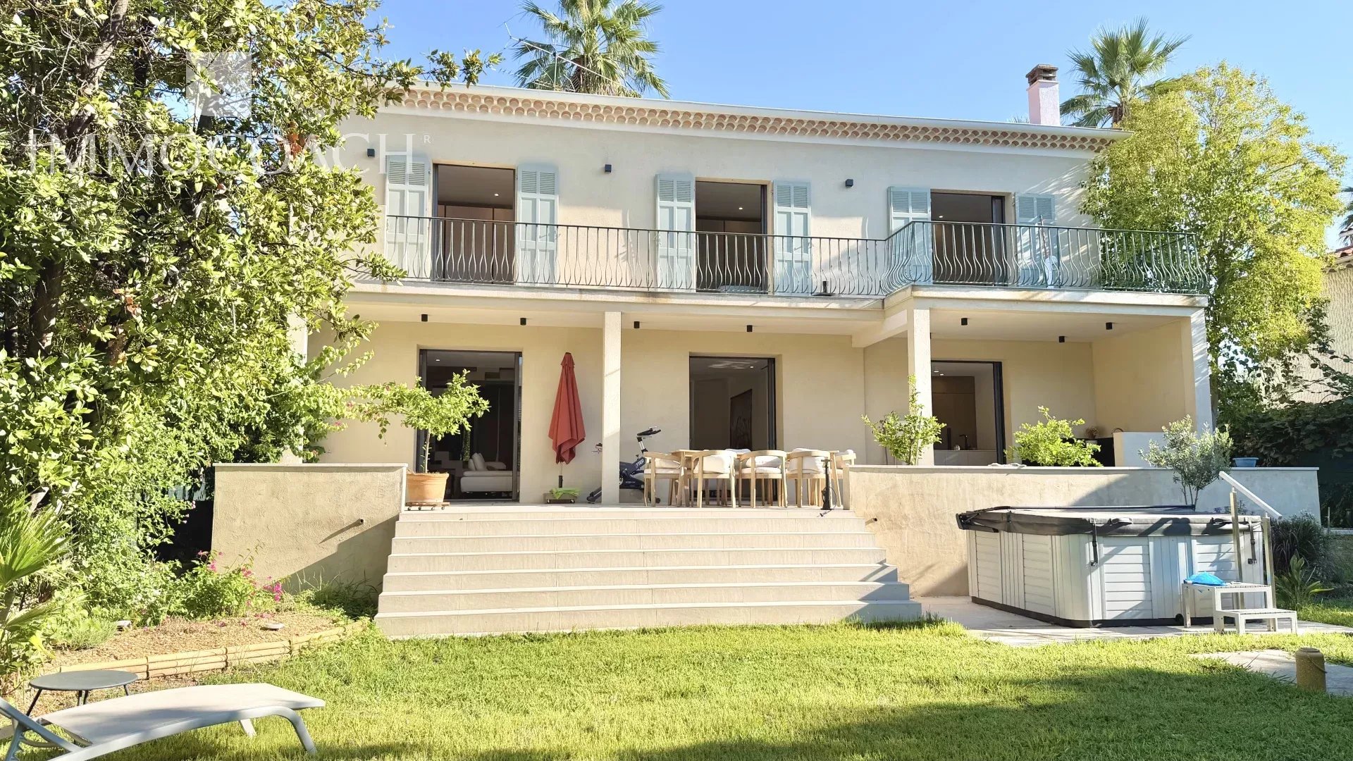 Maison rénovée à Hyères Maison rénovée avec jardin et terrasse à Hyères, proche des commerces.