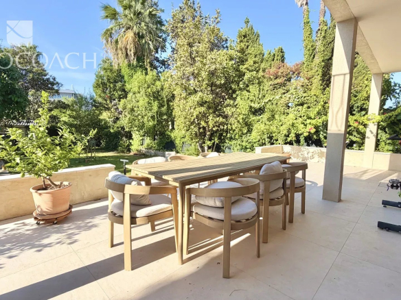 Terrasse d'une maison rénovée avec mobilier extérieur, entourée de verdure à Hyères.