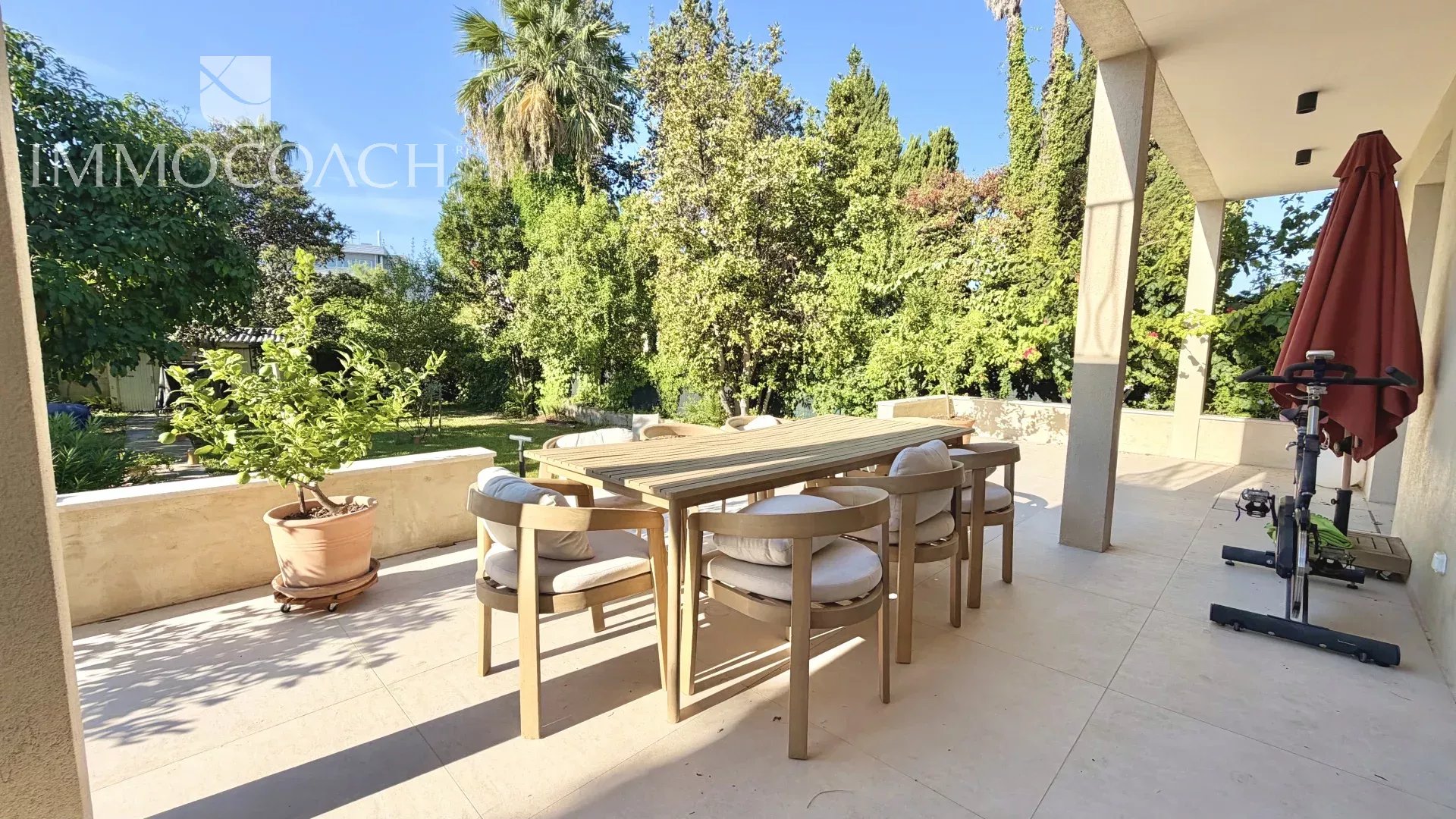 Terrasse de maison à Hyères Terrasse d'une maison rénovée avec mobilier extérieur, entourée de verdure à Hyères.
