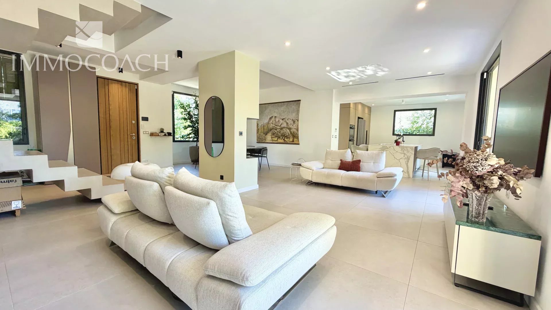 Intérieur d’une maison rénovée à Hyères Intérieur d'une maison moderne et rénovée avec un salon lumineux et une cuisine ouverte.