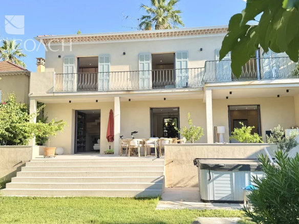 Maison rénovée avec terrasse et jardin à Hyères, proche des commerces.