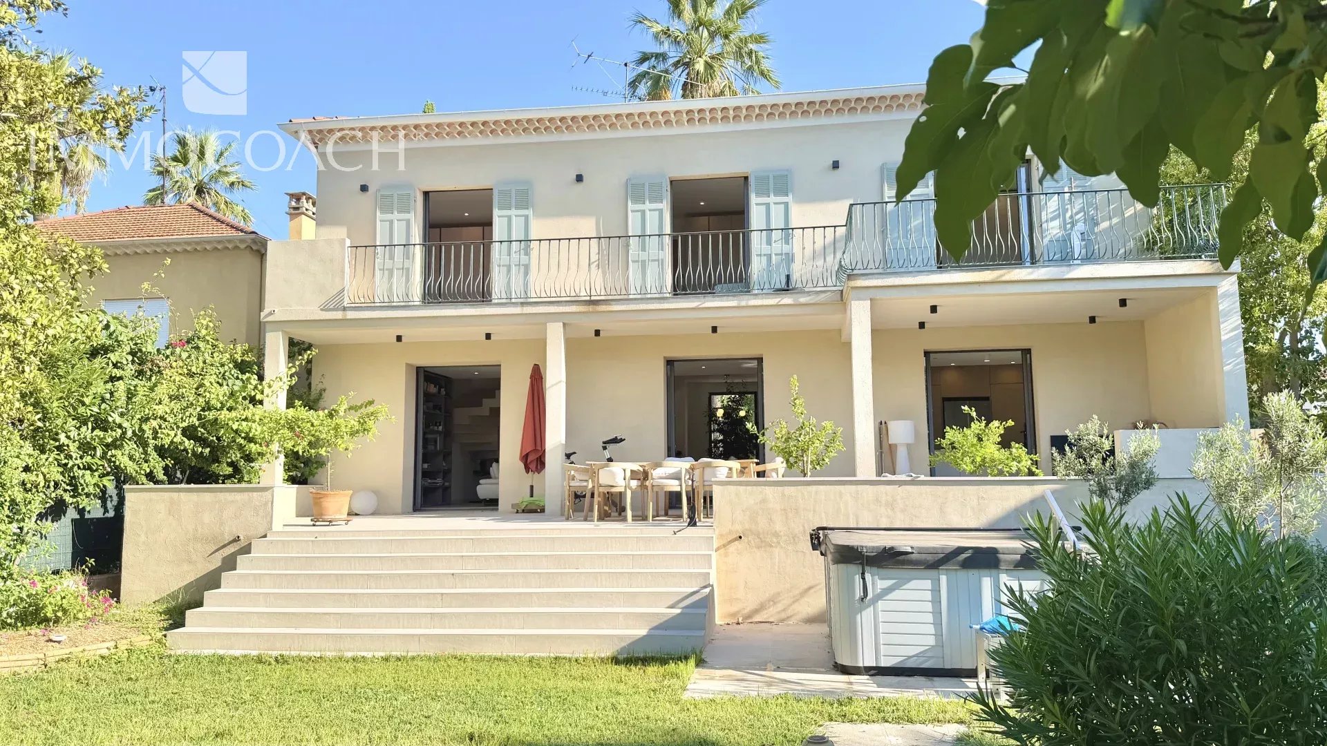 Maison rénovée à Hyères Maison rénovée avec terrasse et jardin à Hyères, proche des commerces.