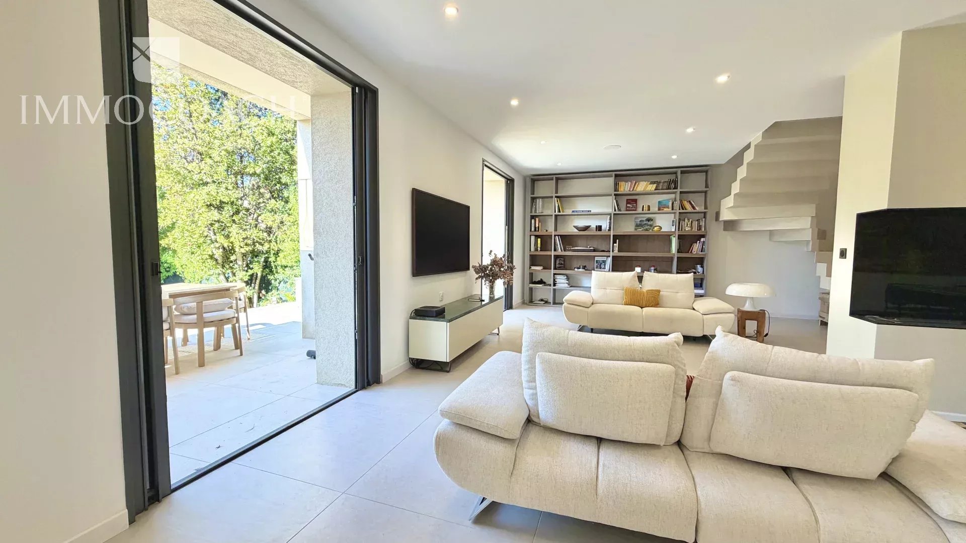 Intérieur d’une maison rénovée à Hyères Intérieur d'une maison moderne avec salon lumineux et accès à l'extérieur.