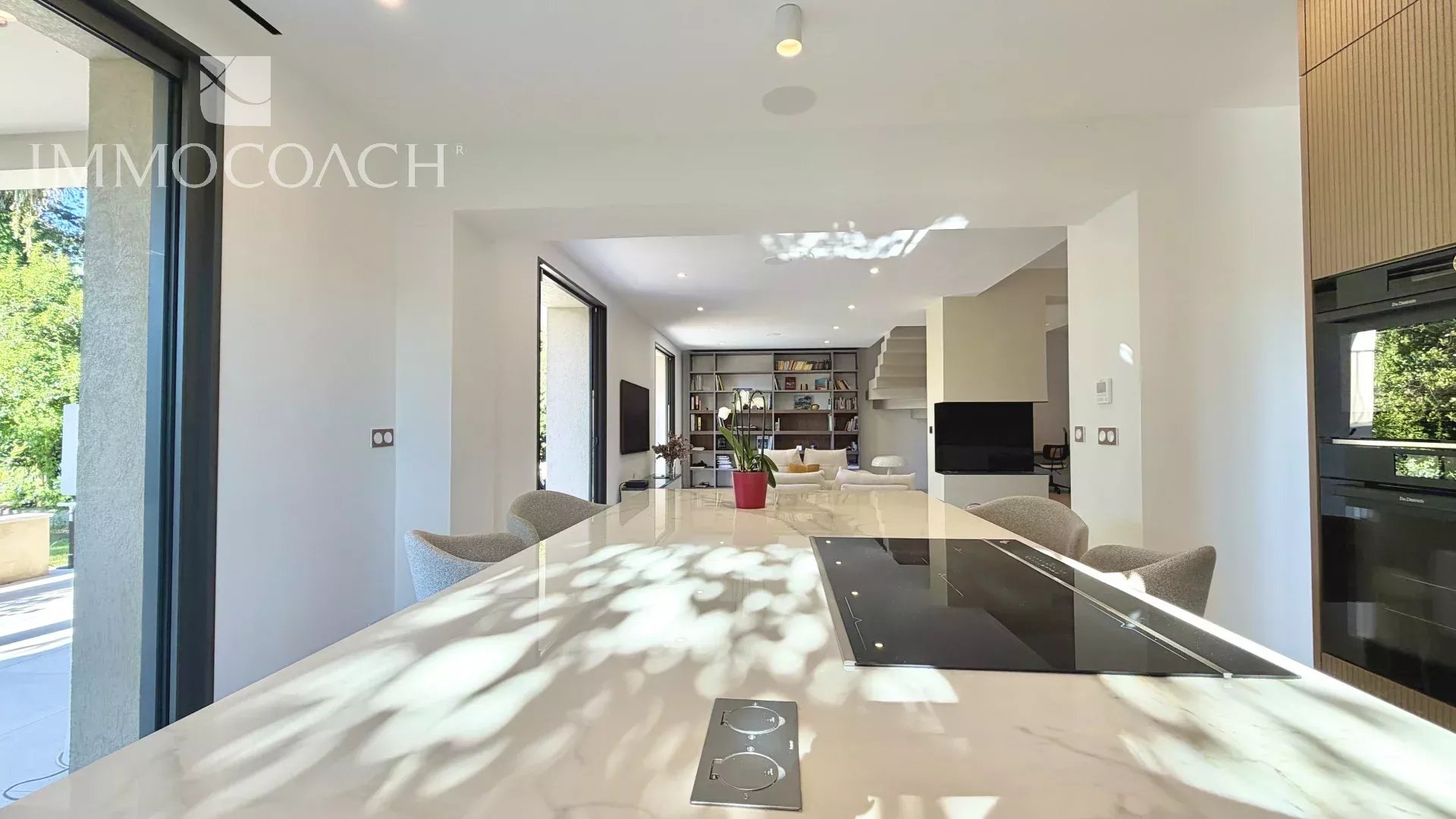 Intérieur d’une maison rénovée à Hyères Intérieur d'une maison moderne avec cuisine américaine et séjour lumineux.