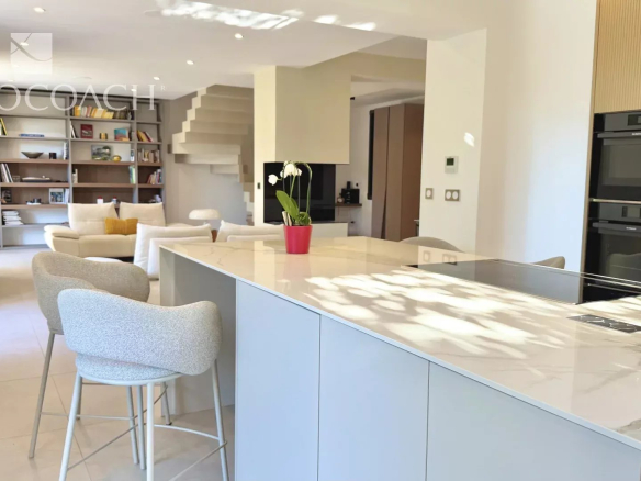 Intérieur d'une maison rénovée avec cuisine américaine et séjour lumineux à Hyères.