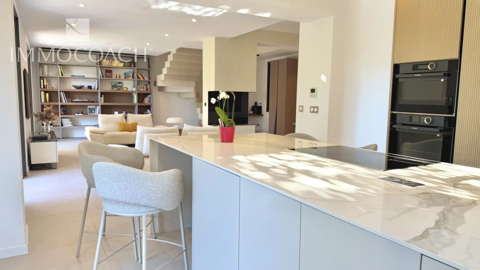 Maison rénovée à Hyères Intérieur d'une maison rénovée avec cuisine américaine et séjour lumineux à Hyères.