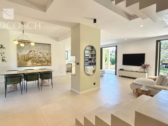 Intérieur d'une maison rénovée à Hyères avec séjour double et salle à manger.