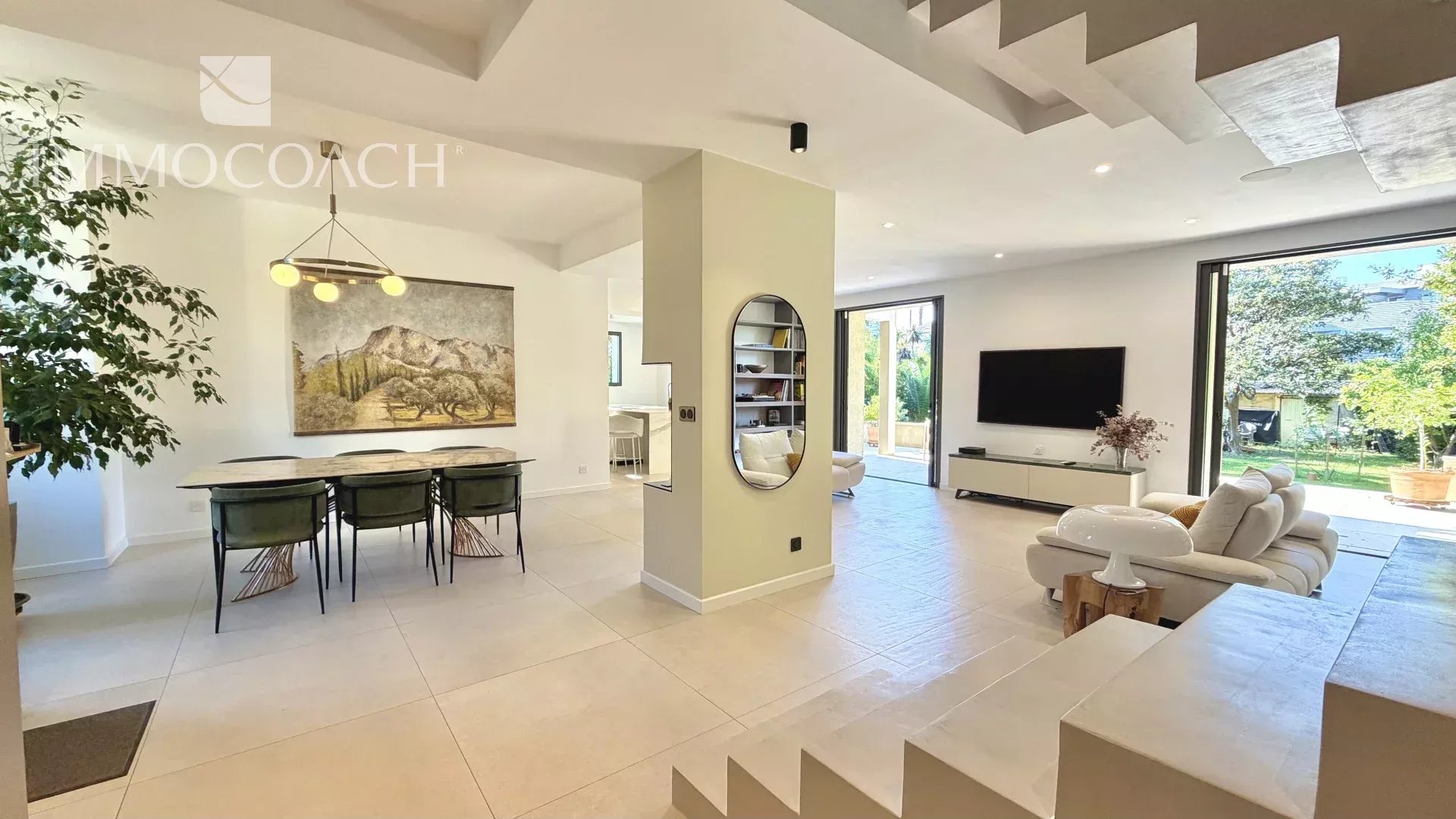 Intérieur d’une maison à Hyères Intérieur d'une maison rénovée à Hyères avec séjour double et salle à manger.