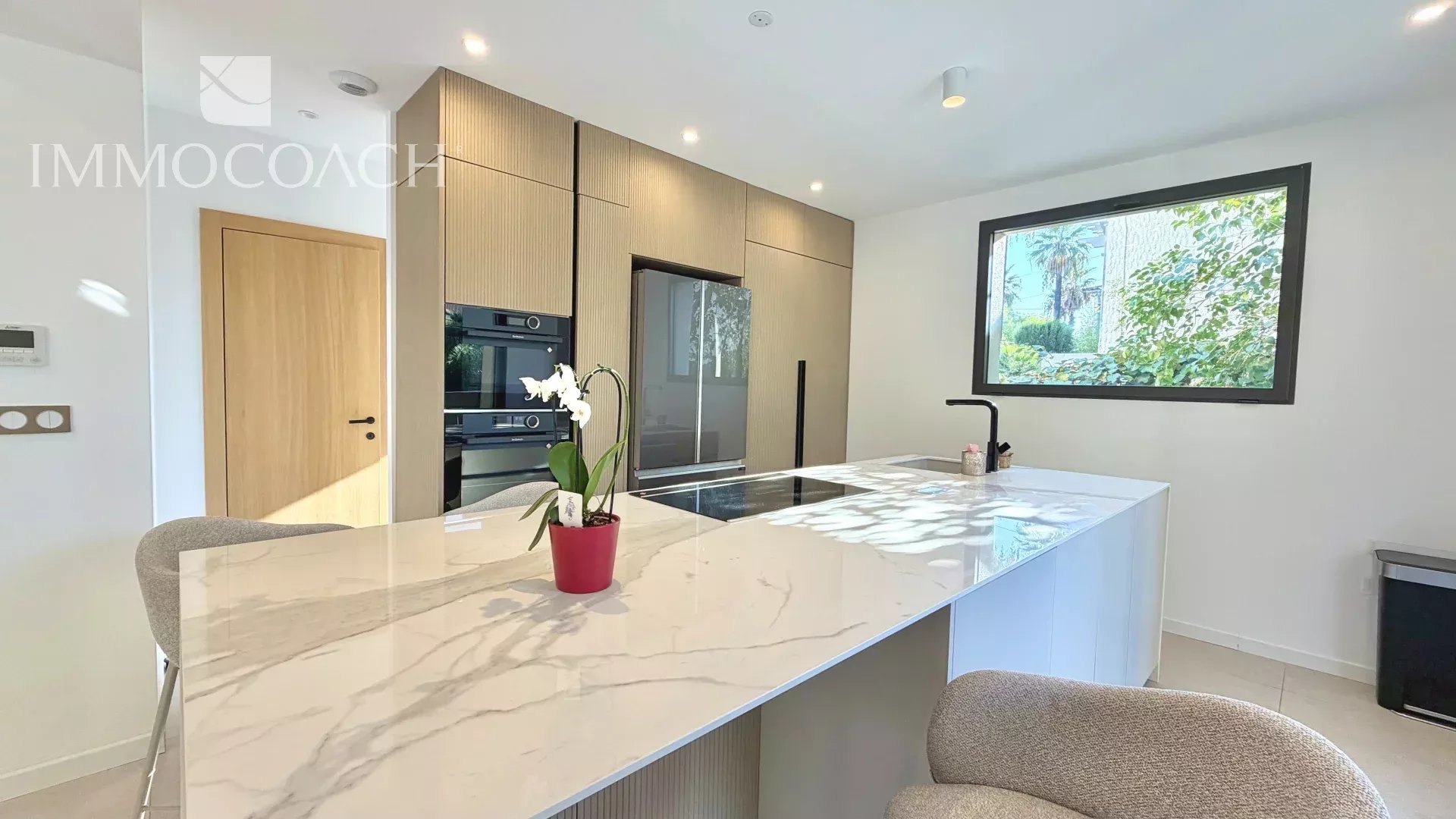 Cuisine moderne à Hyères Cuisine moderne avec îlot central et équipements intégrés dans une maison rénovée à Hyères.