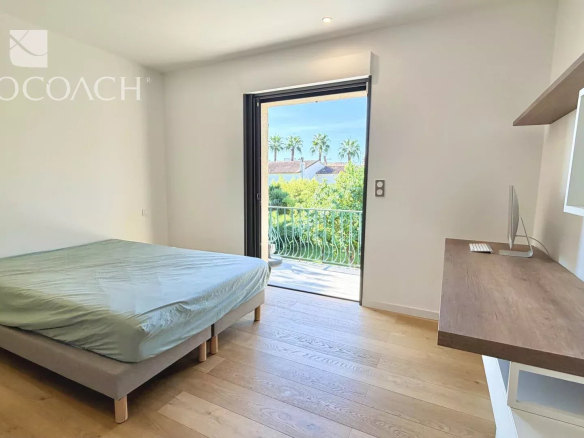Chambre d'une maison rénovée à Hyères, avec un lit simple et un bureau.