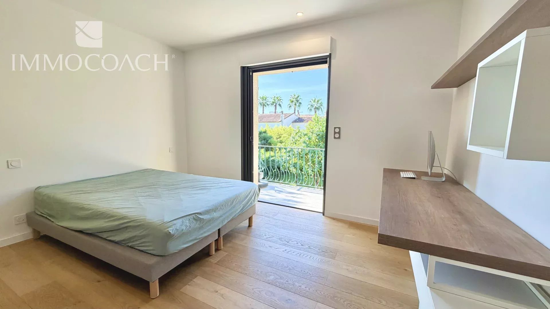 Chambre moderne à Hyères Chambre d'une maison rénovée à Hyères, avec un lit simple et un bureau.