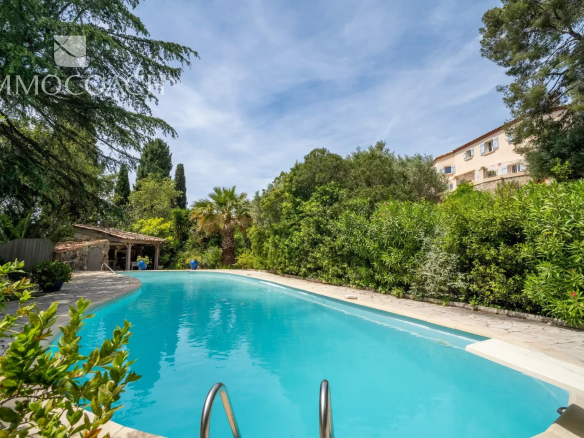 Piscine de 14x4 mètres entourée de verdure dans un parc paysager à Carqueiranne.