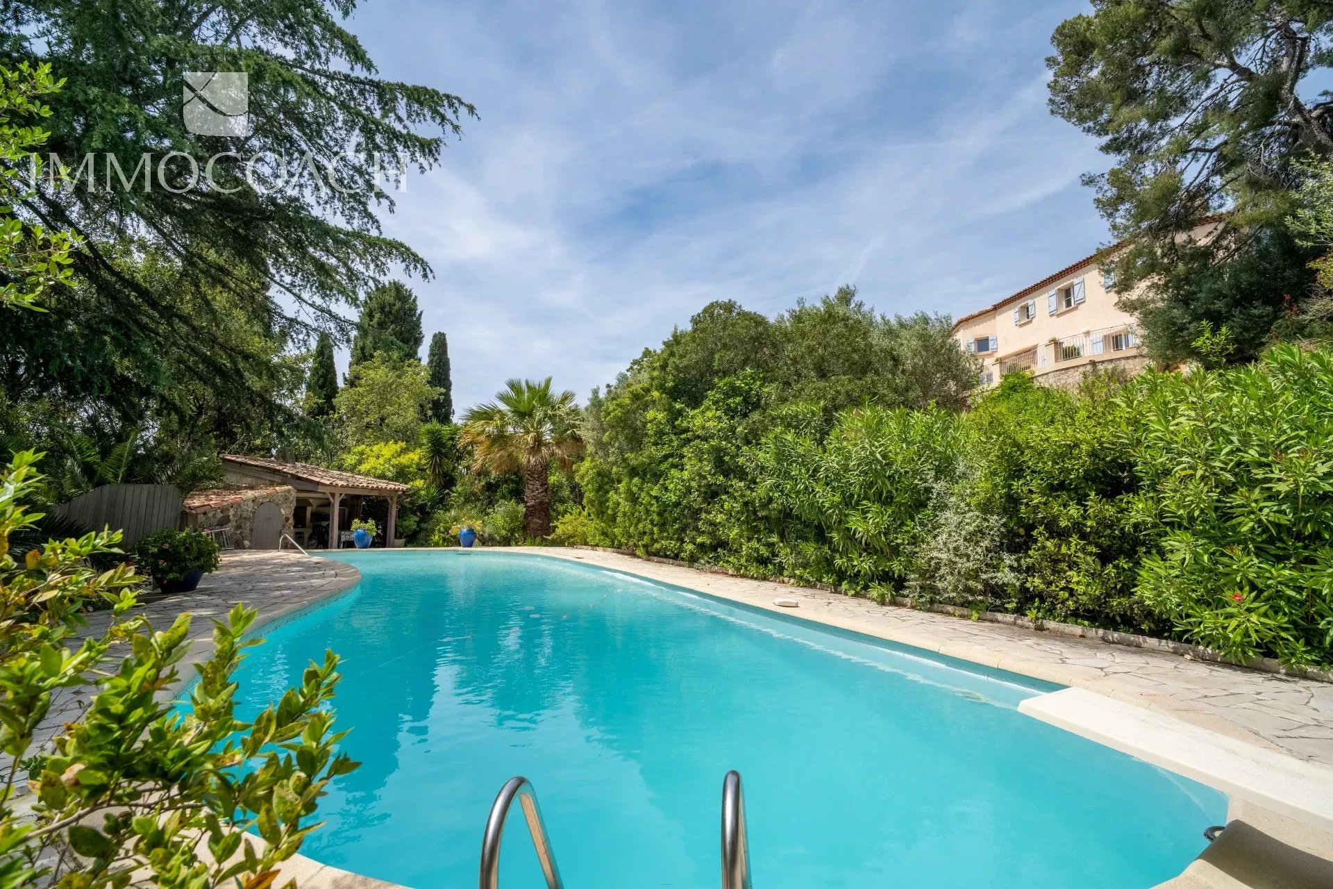 Swimming pool of 14x4 meters surrounded by greenery in a landscaped park in Carqueiranne.